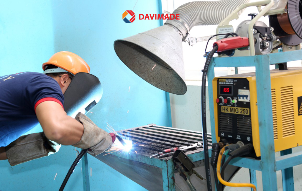 Công việc làm cơ khí trong xưởng